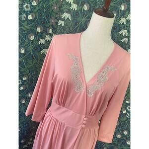 Vintage pink robe with lace appliqué by Vanity Fair, size L